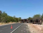Carreta tomba e interdita faixa da BR-135 em Sebastião Leão