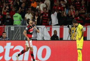 Flamengo vence e fica a um ponto do Palmeiras, líder do Brasileirão