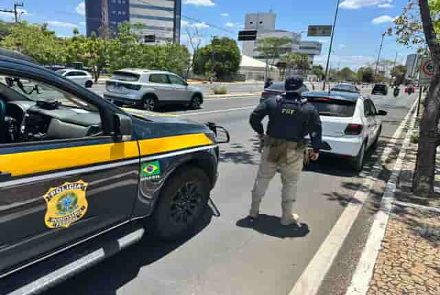 PRF apreende carro com sinais de adulteração durante fiscalização em cidade do Piauí