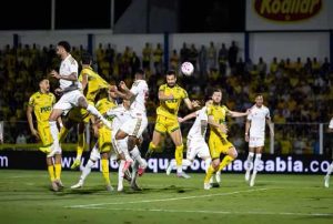 Com um a mais, Mirassol vence e complica Internacional no Brasileirão