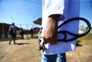 Câmara aprova exame obrigatório para exercício da medicina